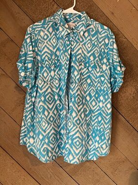 Kim Rogers Turquoise and White Geometric Button-Down Shirt